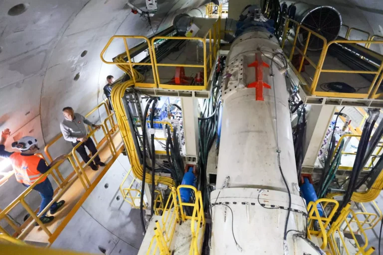 Donal Tusk na budowie polskiej kolei