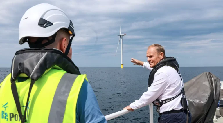 Donald Tusk na morskiej farmie wiatrowej Baltic Power