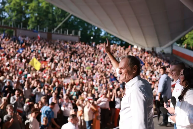 Premier Donald Tusk machający do wyborców